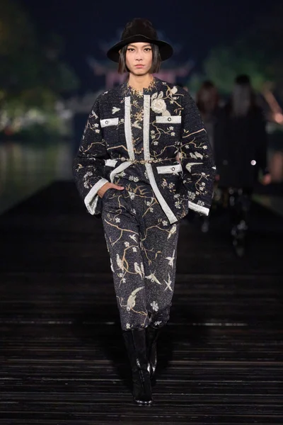 Look 17
